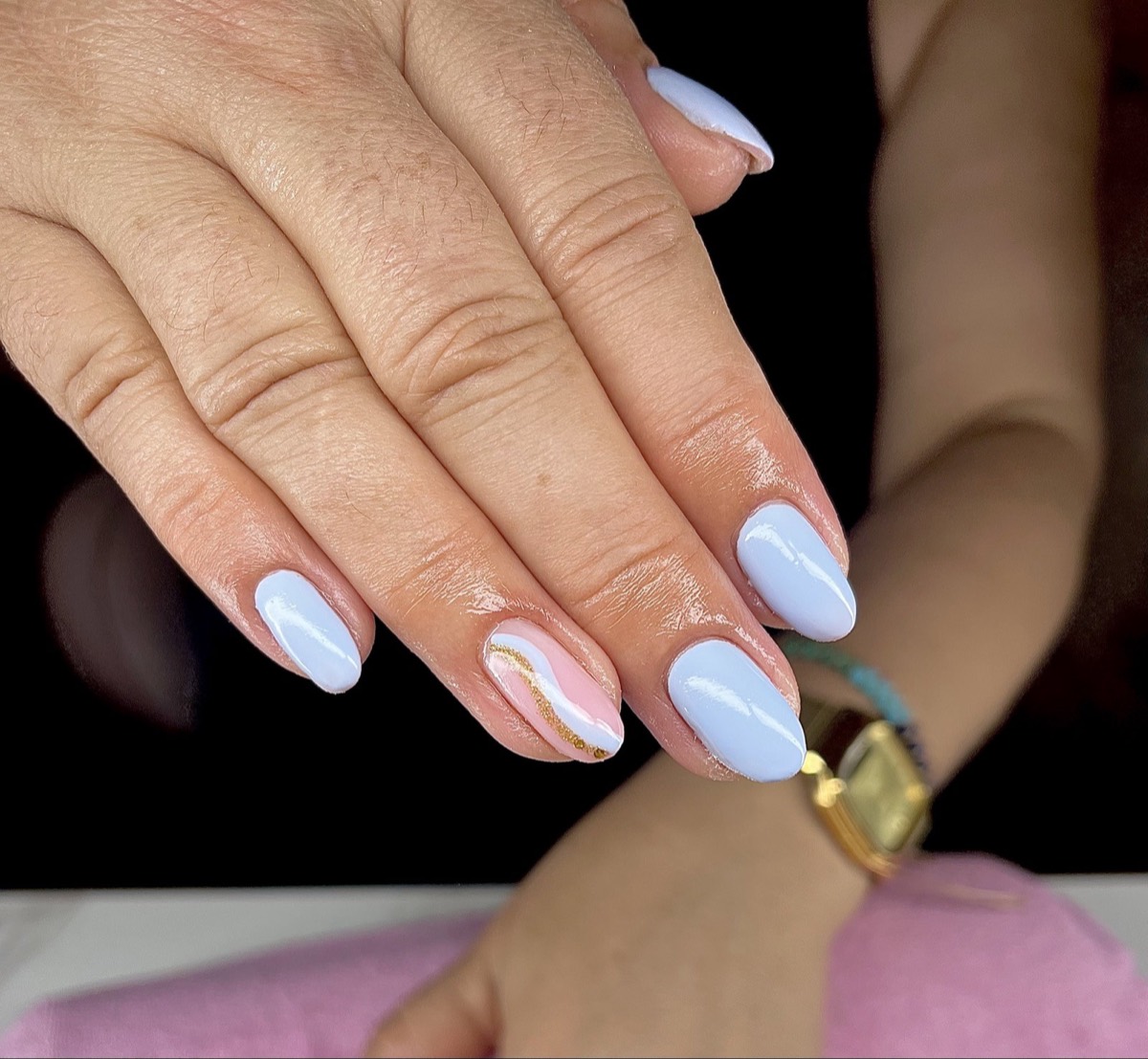 Ongles bleu et blanc