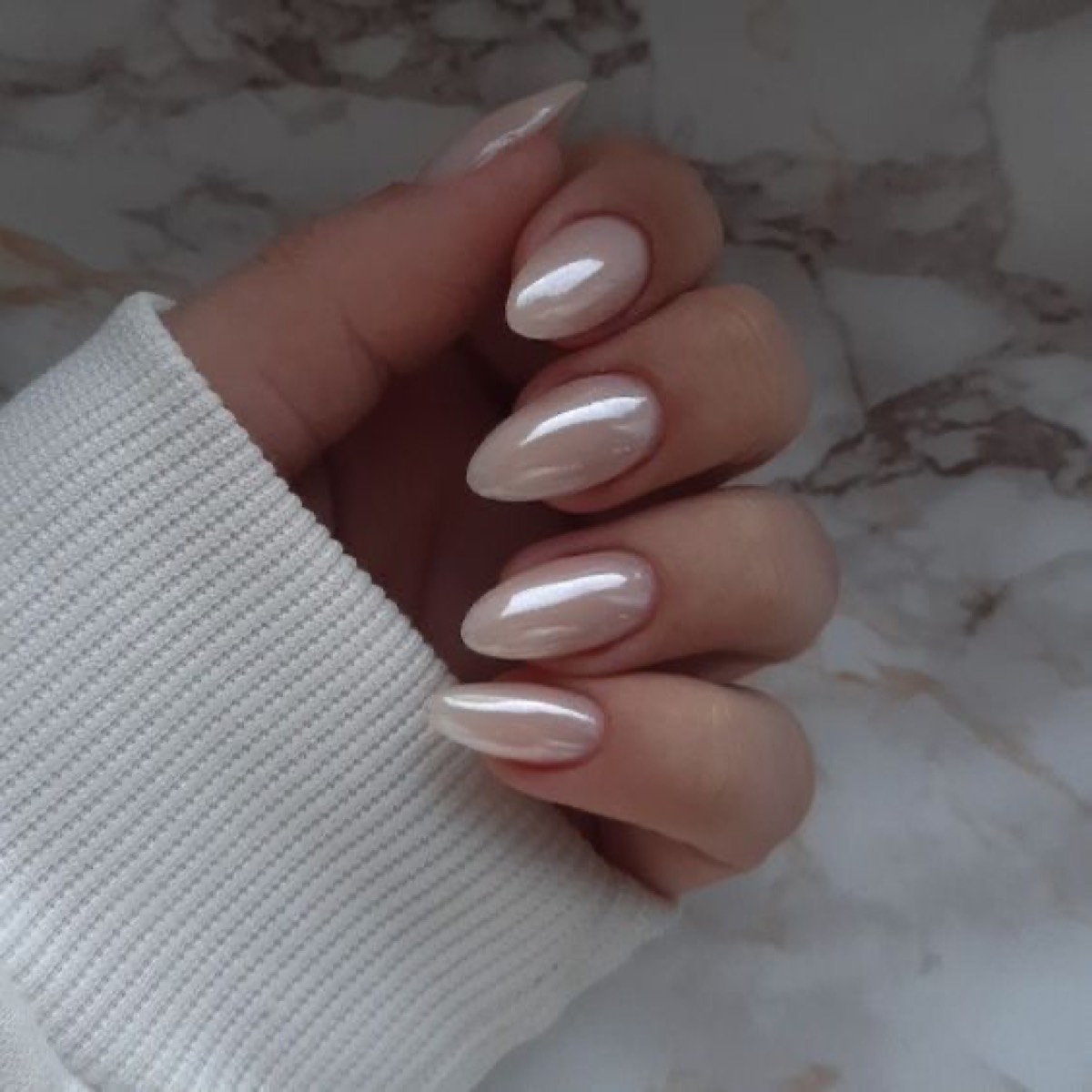 Ongles amande blanc nacré