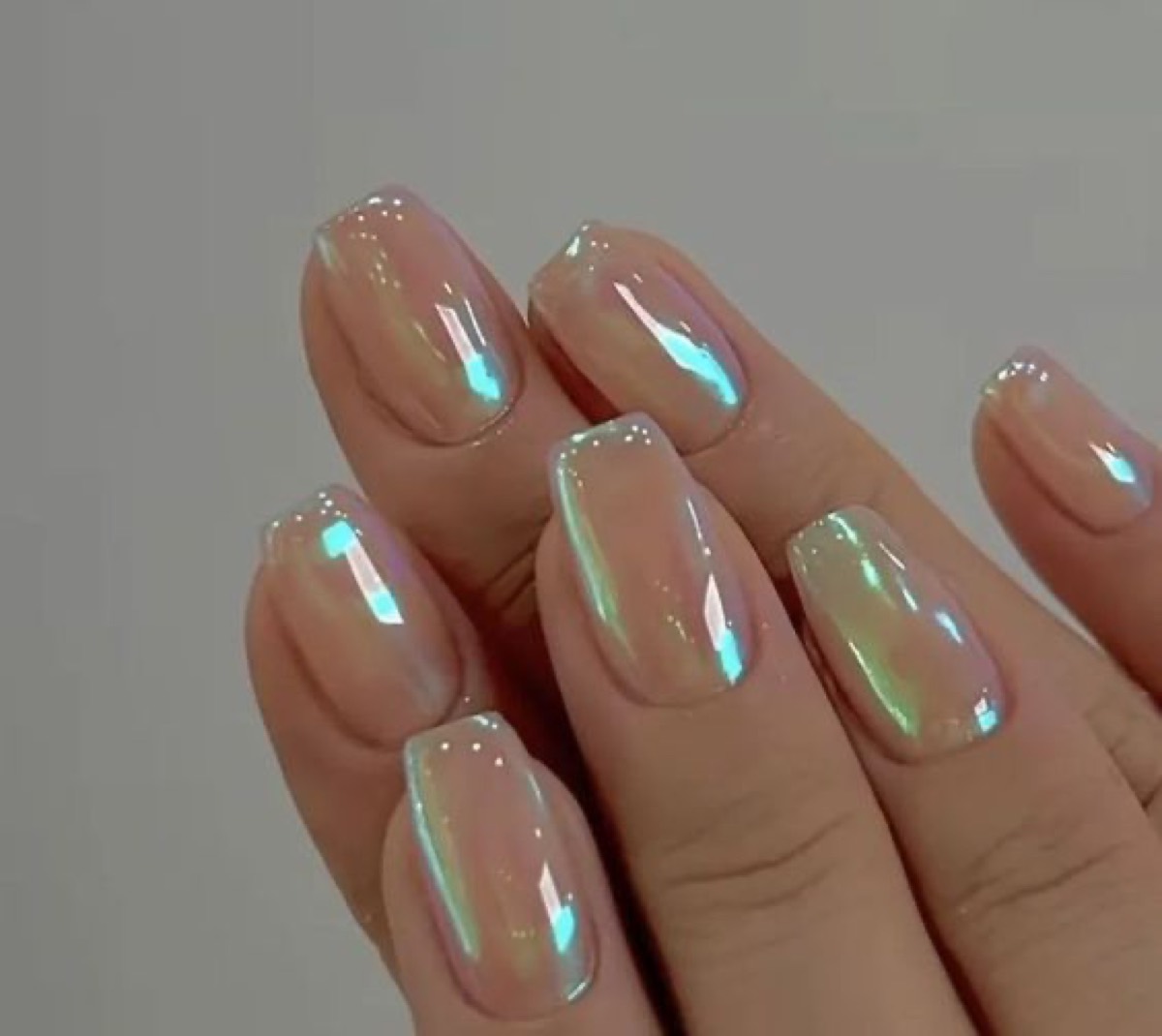 Ongles effet chrome iridescent